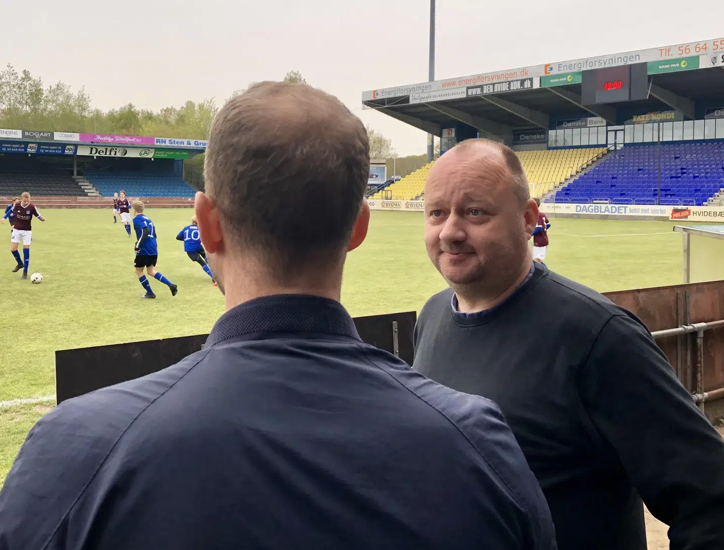 Morten Østergaard var onsdag aften på beøg i Herfølge Boldklub. Det er her, Mints far forsøger at holde humøret oppe i en håbløs tid.