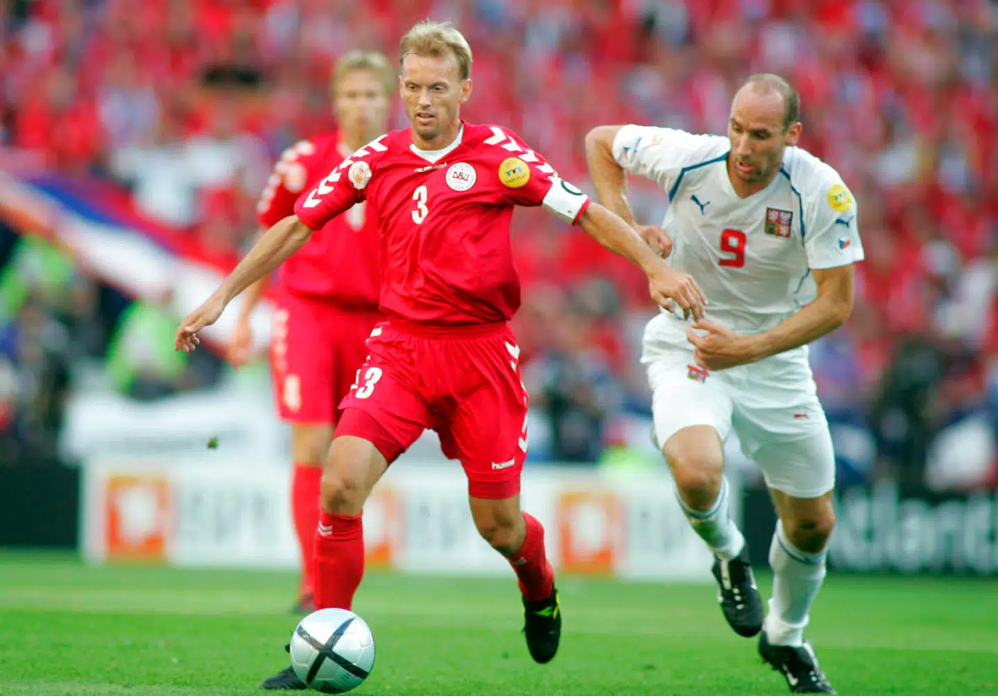 René Henriksen, i rødt, i aktion i Danmarks tabte kvartfinale ved EM 2004 mod Tjekkiet.