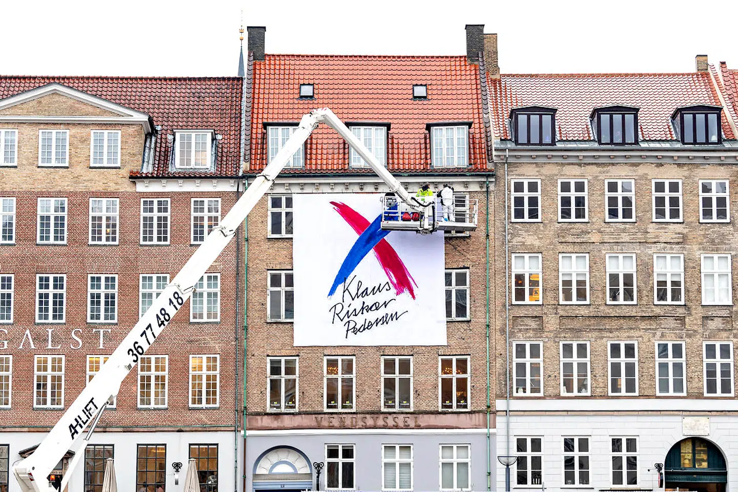 Formand for Partiet Klaus Riskær Pedersen har nu hængt et kæmpe banner op på Gammel Strand.