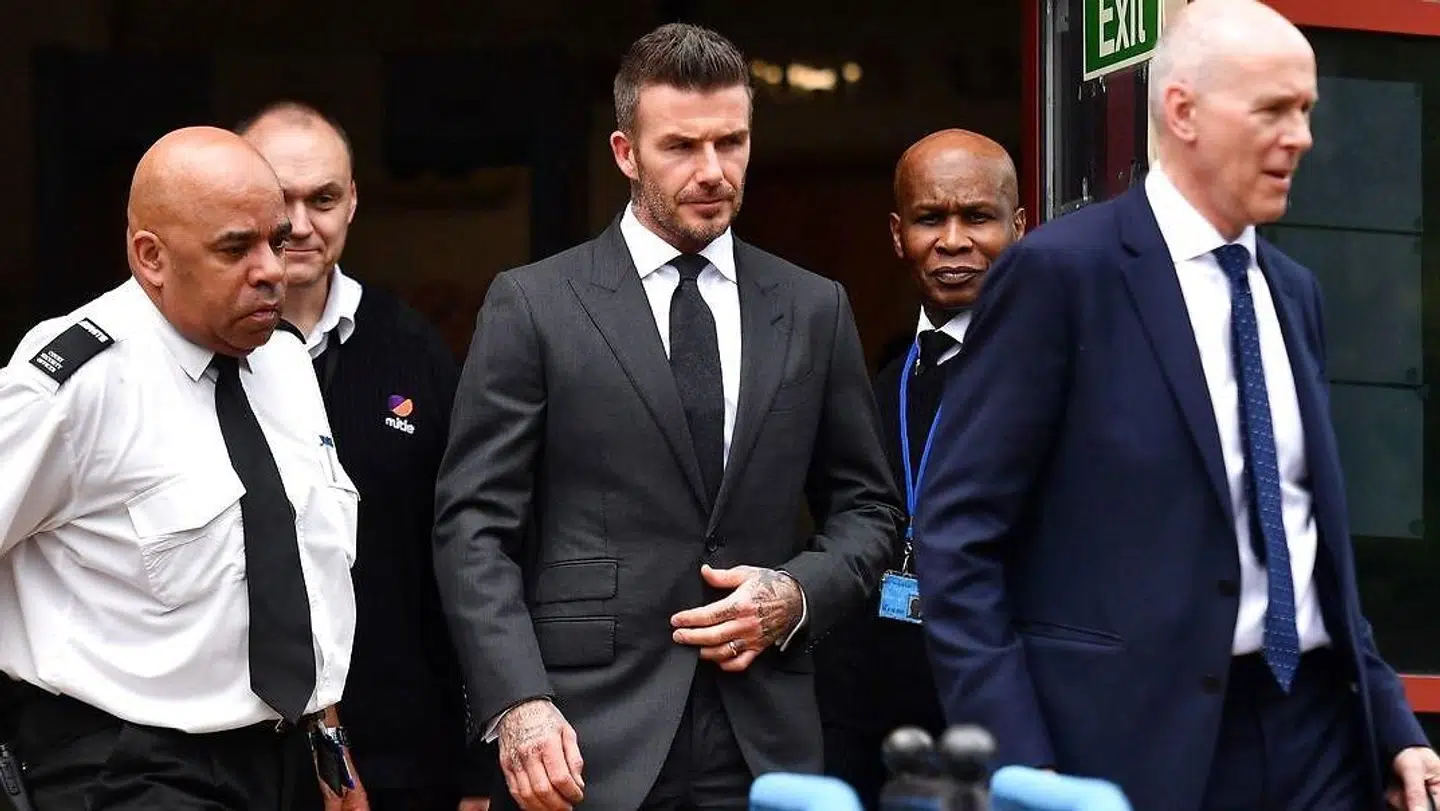 Den tidligere engelske fodboldstjerne David Beckham var torsdag mødt op i retten Bromley Magistrates Court i London. Her fik han frataget sit kørekort i seks måneder.
