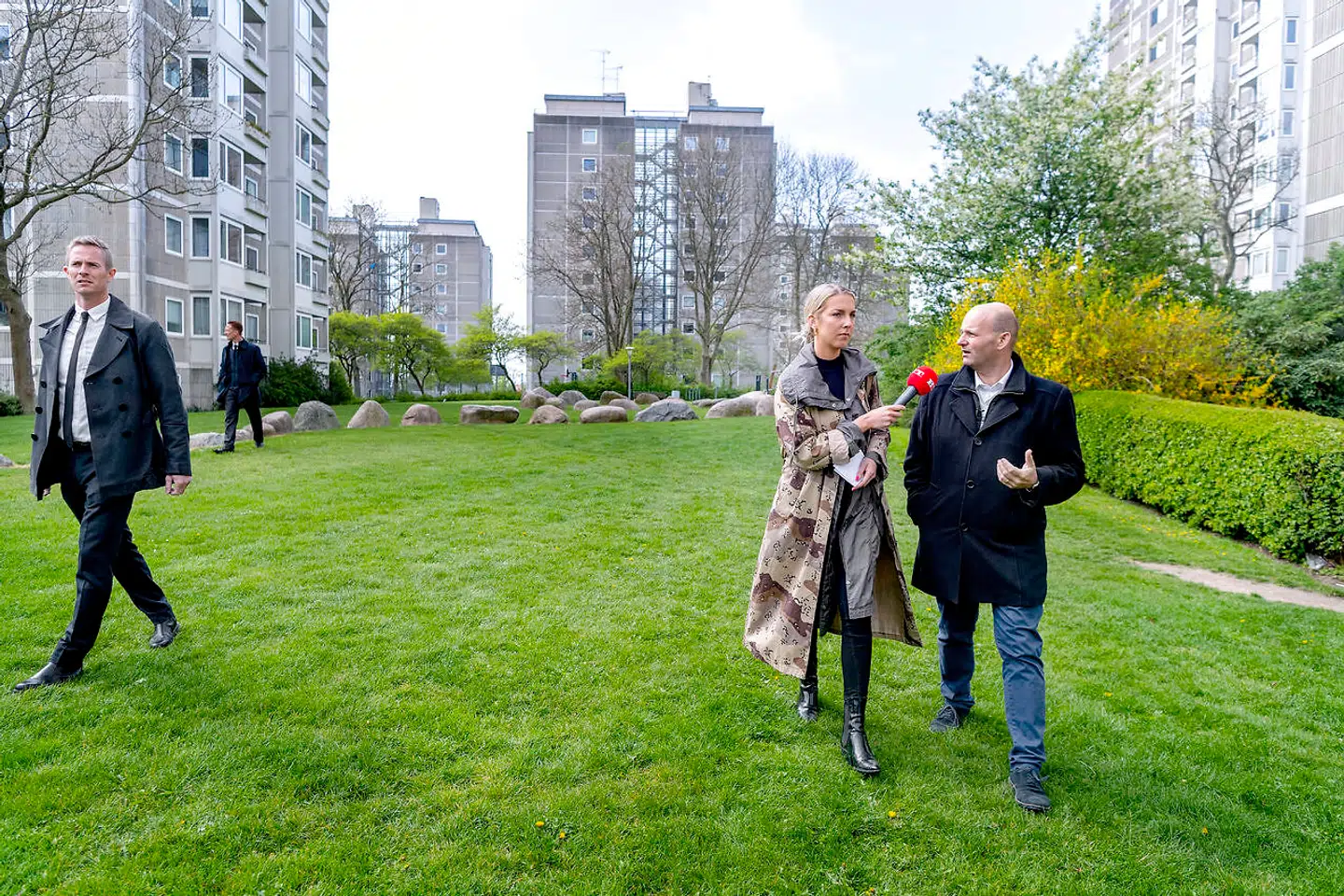 Onsdag d. 8. maj 2019 besøgte justitsminister Søren Pape Poulsen Brønshøj og Bellahøjhusene som i lang tid har været plaget af en gruppe unge ballademagere. Her taler han med B.T.-journalist Trina Nielsen, der i gennem længere tid har skrevet om områdets problemer.