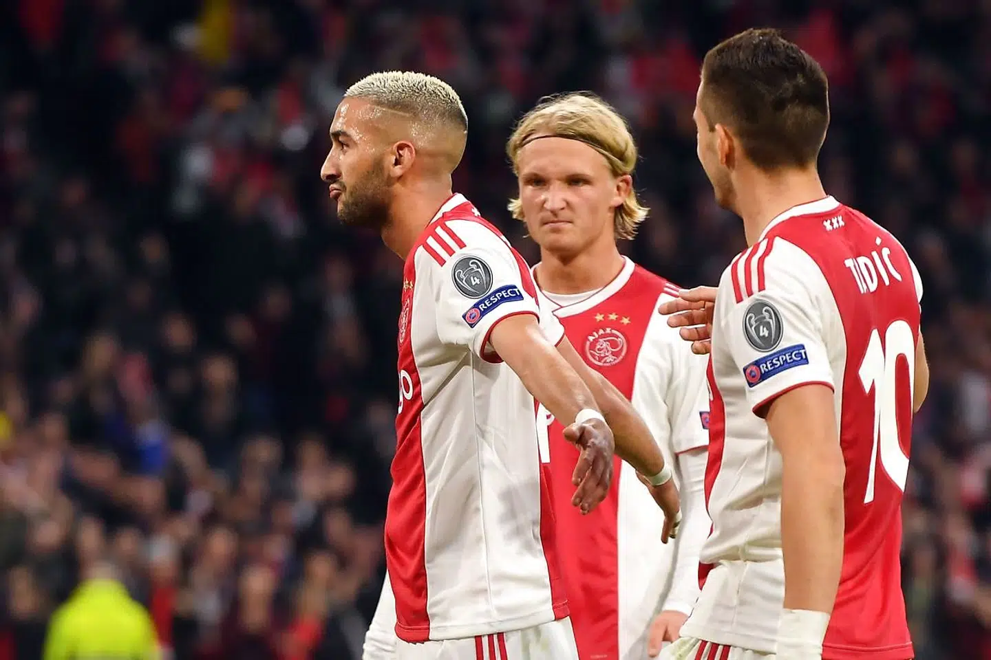 Her fejrer Hakim Ziyech sin scoring sammen med Kasper Dolberg og Dusan Tadic. Omend udtrykket i Dolbergs ansigt ser en smule anspændt ud.