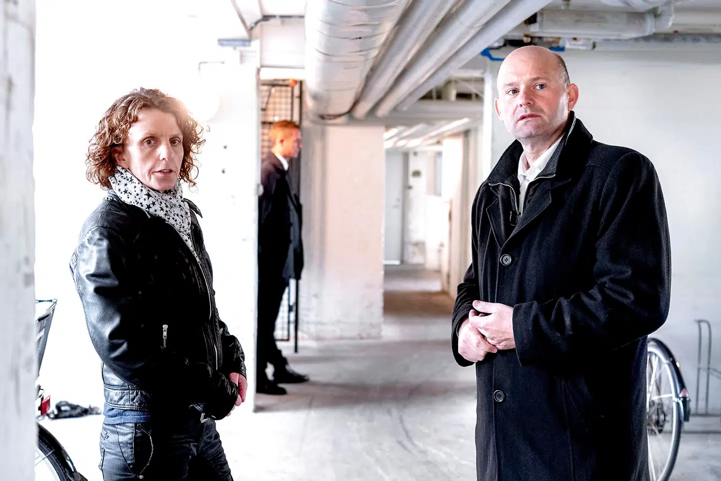 Onsdag d. 8. maj 2019 besøgte justitsminister Søren Pape Poulsen Brønshøj og Bellahøjhusene, som i lang tid har været plaget af en gruppe unge ballademagere. Her taler han med en af områdets beboere, der blev truet af banden nede i cykelkælderen.