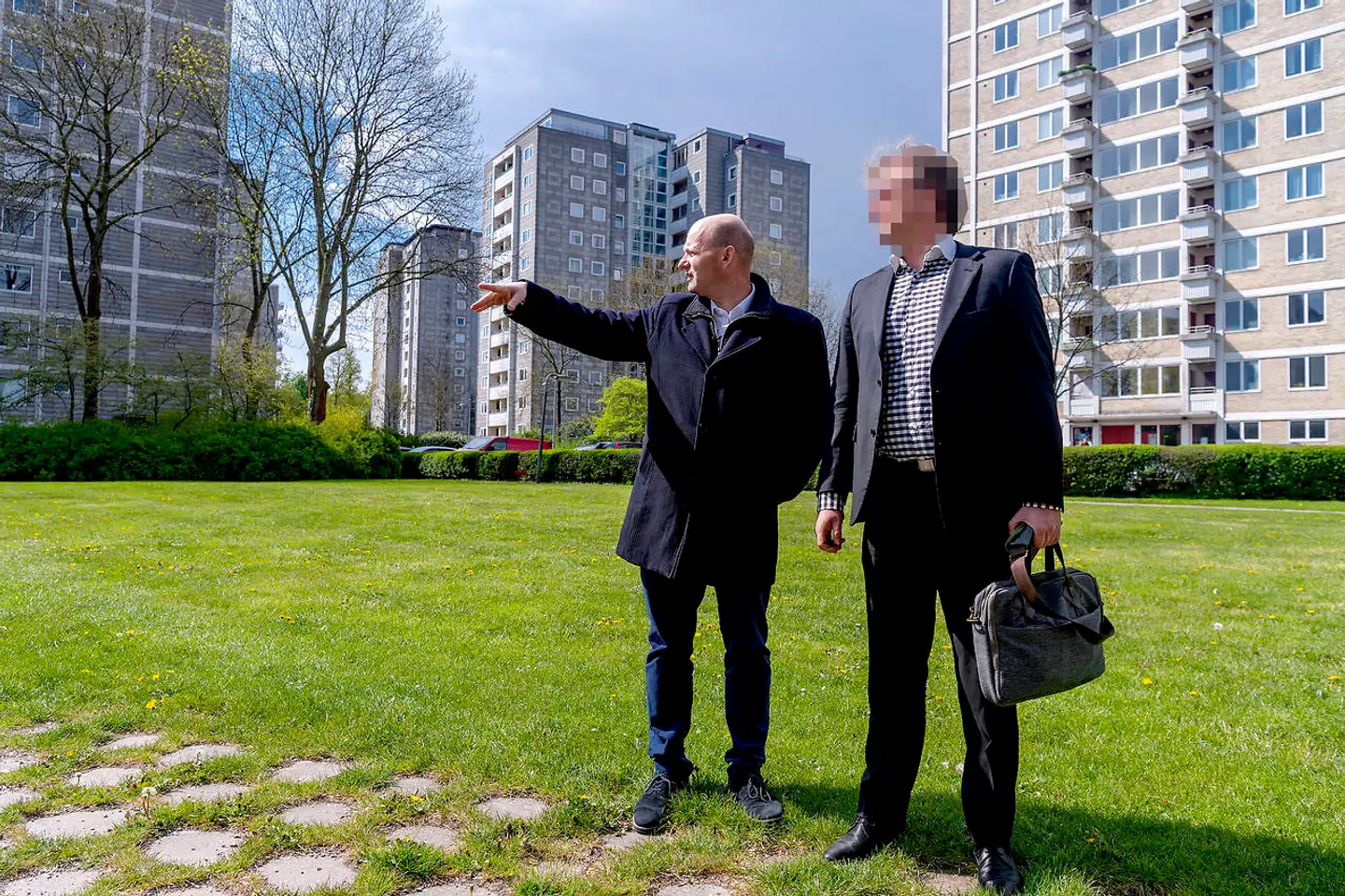 Onsdag d. 8. maj 2019 besøgte justitsminister Søren Pape Poulsen Brønshøj og Bellahøjhusene, som i lang tid har været plaget af en gruppe unge ballademagere. Her taler Pape med en af områdets beboere, der ønsker at være anonym.