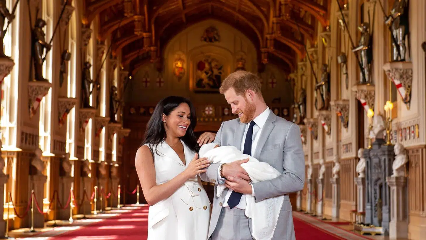 Det royale par storsmilede, da de kom med babyen-