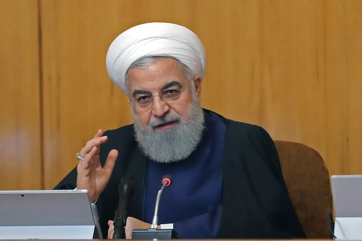 Iran vil trække sig fra dele af atomaftalen fra 2015. Beslutningen er blevet overleveret i et brev fra præsident Hassan Rouhani (foto) til ambassadørerne fra de resterende lande i aftalen, Storbritannien, Frankrig, Tyskland, Kina og Rusland. (Arkivfoto) Ho/Ritzau Scanpix