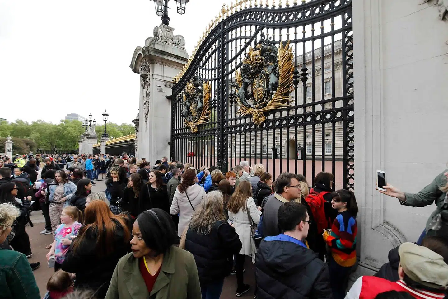 Straks efter fødslen strømmede folk til Buckingham Palace.