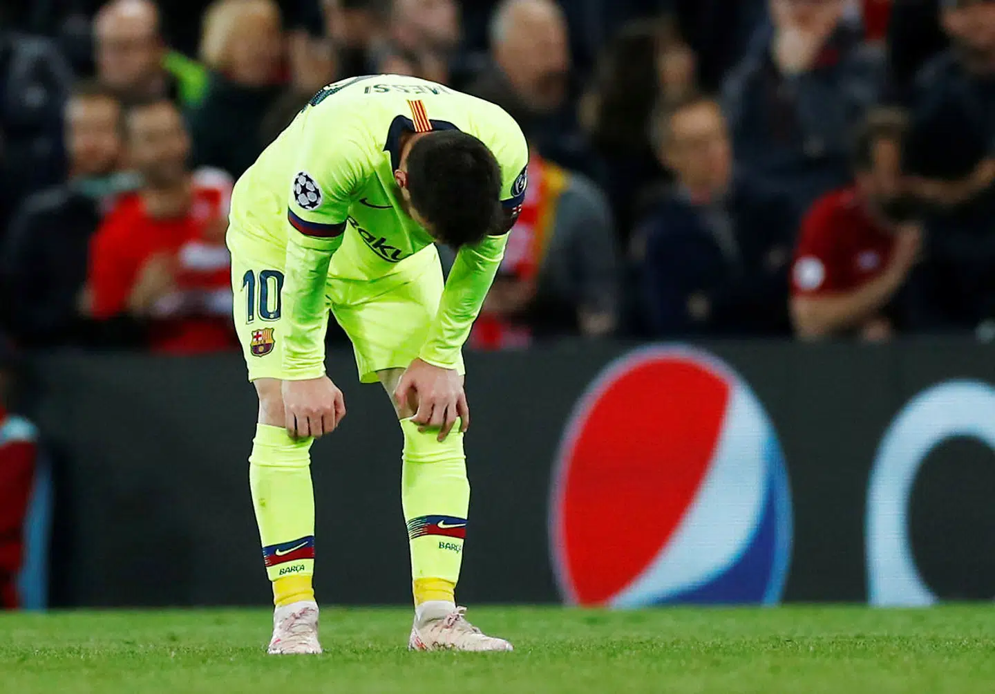 Messi i knæ.