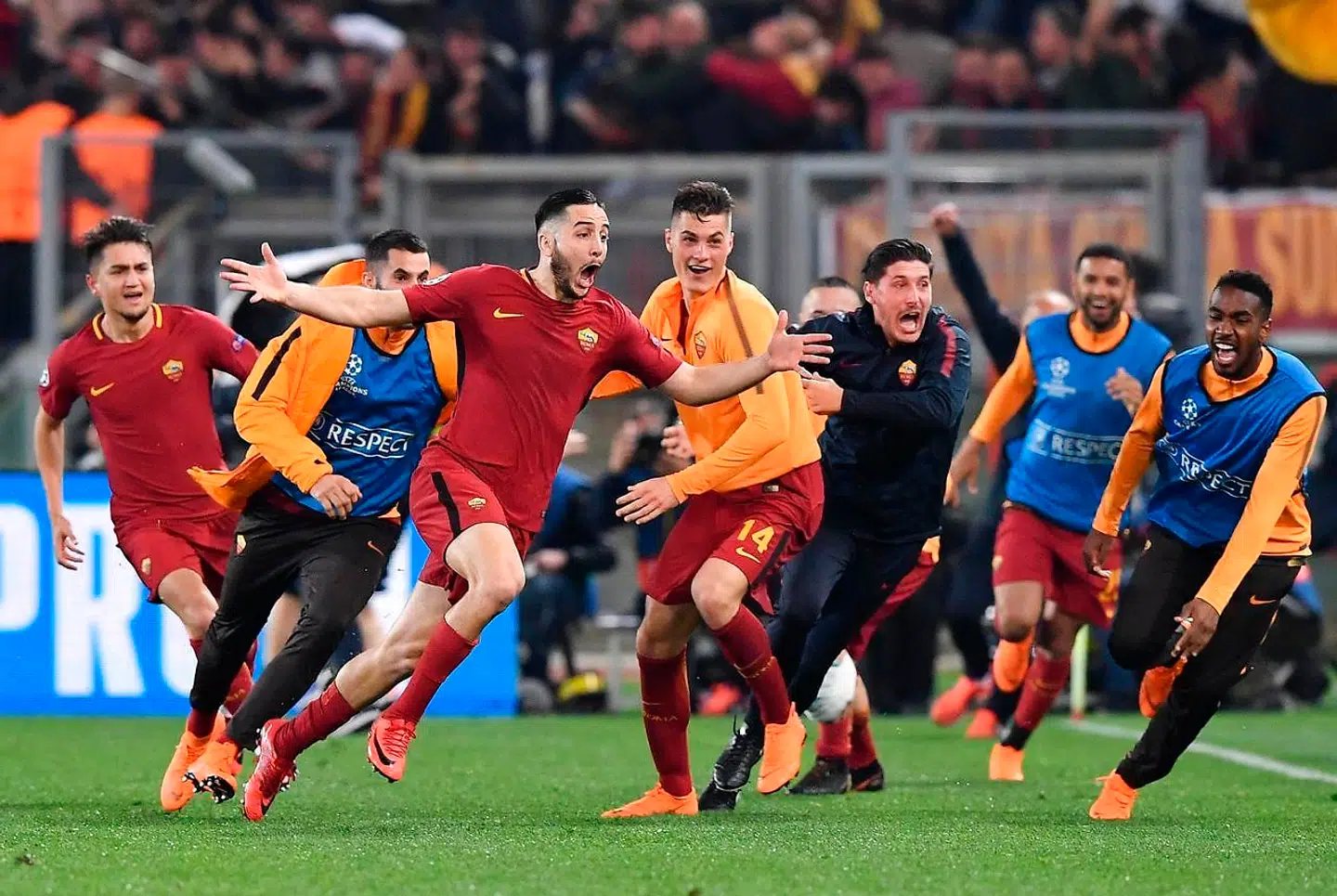 Her fejrer Romas Manolas, da han scorede til 3-0 mod Barcelona.