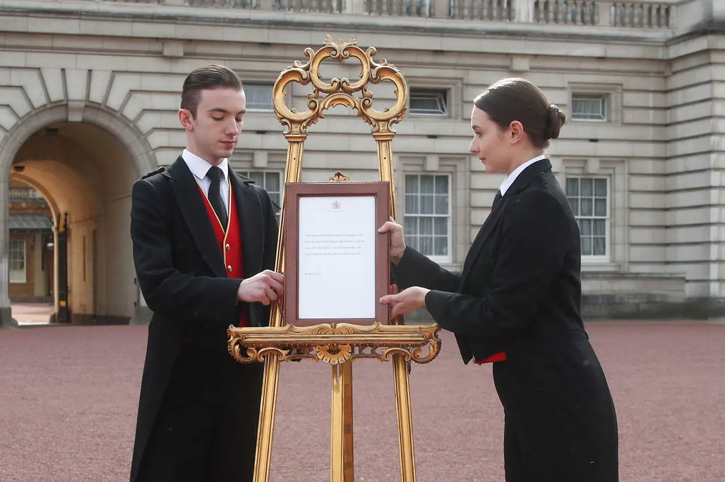 Ansatte ved det engelske hof, Stephen Kelly og Sarah Thompson bærer den officielle offentliggørelse af prins Harry og Meghan, hertuginde af Sussex' nyfødte dreng. Yui Mok/Pool via REUTERS