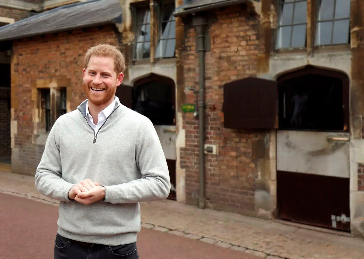Her fortæller prins Harry, at han er blevet far. det sker tæt ved Windsor Castle. (Photo by Steve Parsons / POOL / AFP)