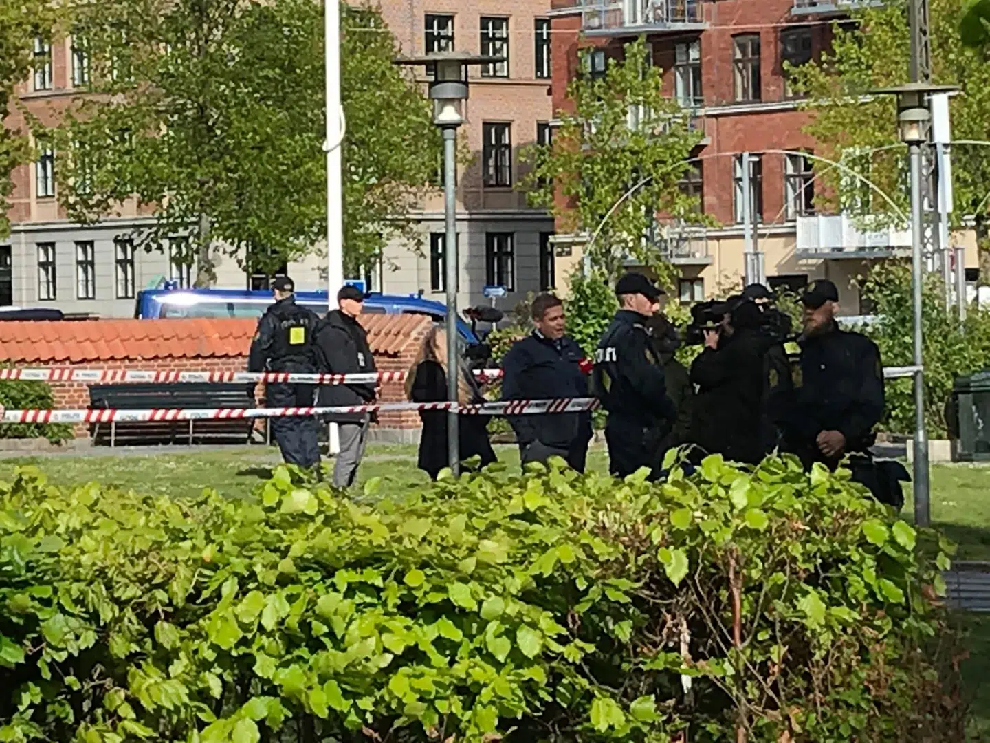 Her ses Rasmus Paludan demonstrere mandag aften på græsset foran kirken.