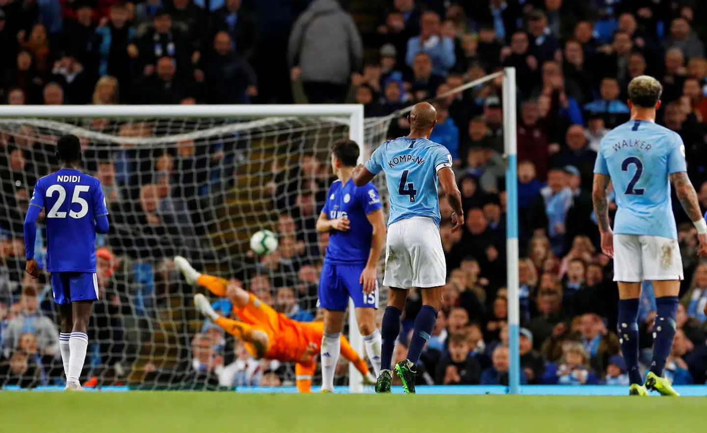 Øverst på billedet ses Manchester City-fanen i grå jakke med ryggen til banen, der gik glip af Vincent Kompanys gudemål.