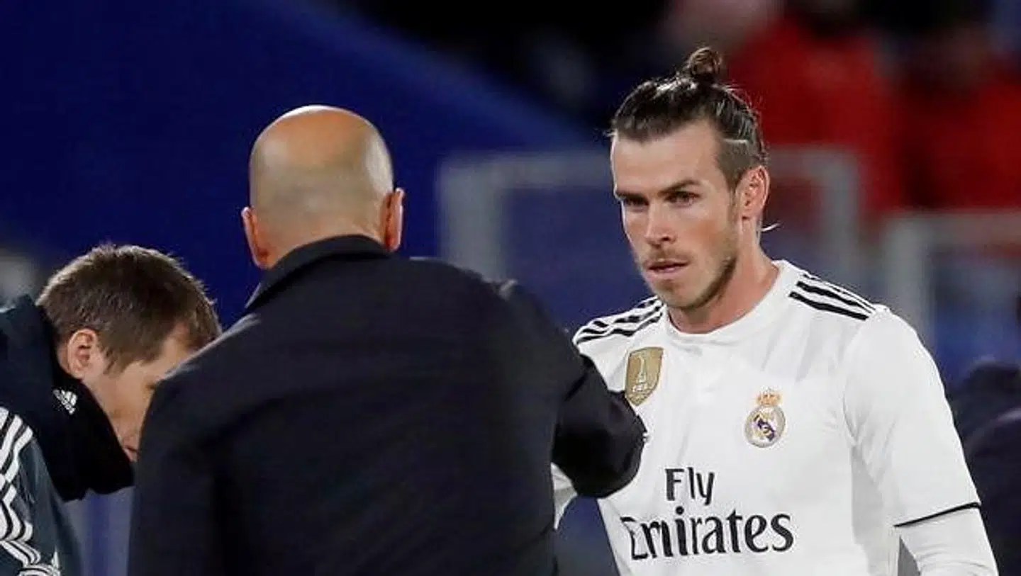 epa07528997 Real Madrid's Welsh forward Gareth Bale (C) walks past the team's head coach Zinedine Zidane (L) after being substituted during a Spanish LaLiga soccer match between Real Madrid and Getafe at the Alfonso Perez Coliseum in Madrid, Spain, 25 April 2019. EPA/JUANJO MARTIN