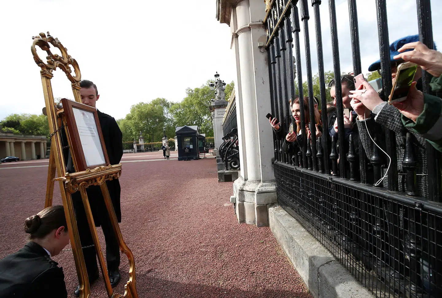 Folk samles foran Buckingham Palace for at fotografere den royale meddelelse.
