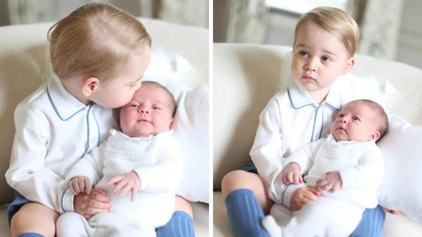 Her ses prins George af Cambridge, da han lige var blevet storebror for første gang. Han giver sin lillesøster, prinsesse Charlotte, et smækkys, mens mor Catherine, hertuginde af Cambridge, tager billeder. Foto: DUCHESS OF CAMBRIDGE / HANDOUT