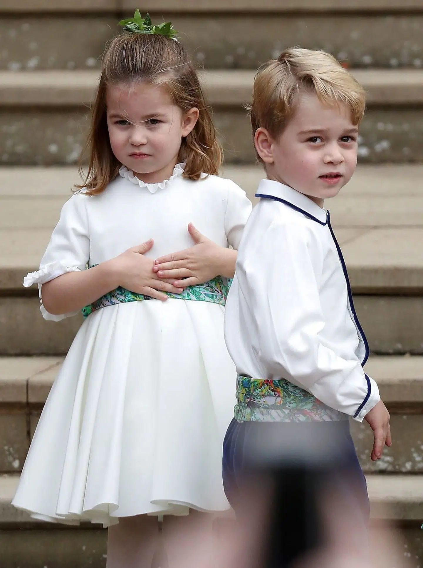 Da prinsesse Eugenie blev gift, var prinsesse Charlotte brudepige, og prins George, som er kendt som en lille spasmager, var klædt i sit stiveste puds. (Foto Steve Parsons / POOL / AFP)