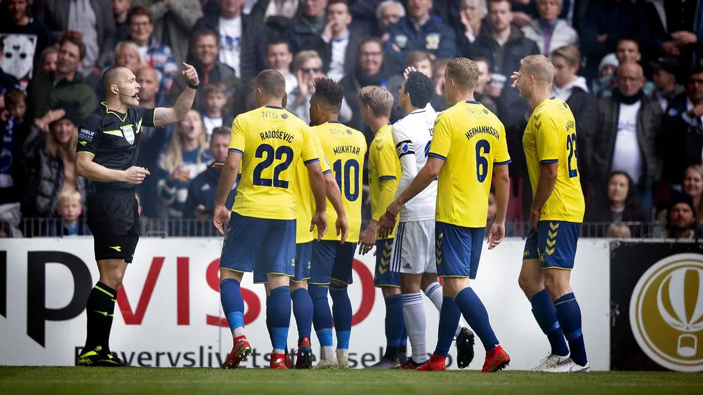 Mads Kristoffer Kristoffersen havde nok at se til under søndagens derby. Her er det Brøndby, der protesterer over Robert Skovs straffespark.