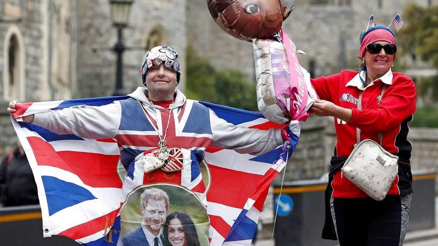 De royale fans John Loughery og Anne Daley poserer med det britiske flag og royale baby-balloner.