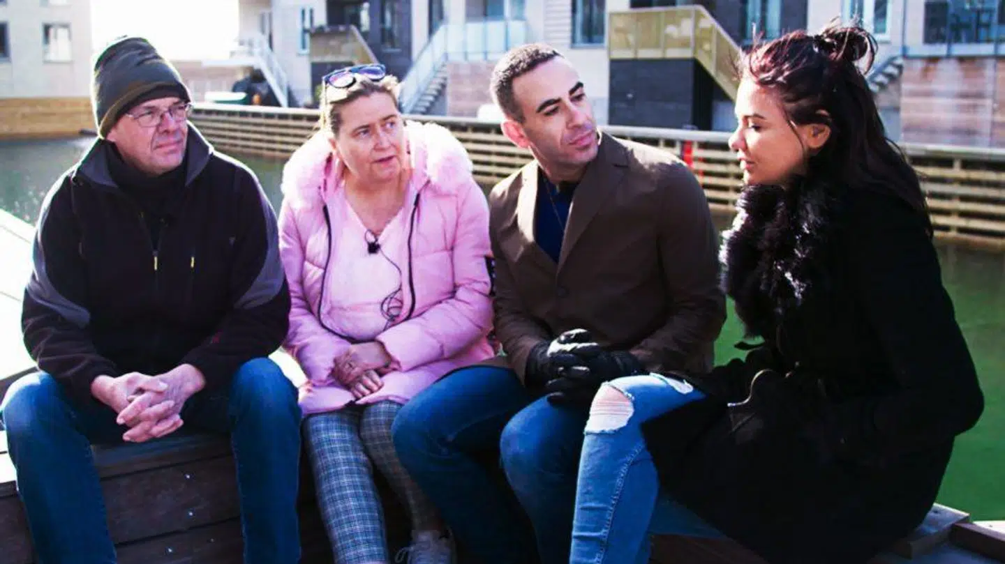 Fie Laursen og hendes forældre Eddie og Anette taler ud i 'Abdel mellem fjender' på DR2 (Foto: DR).