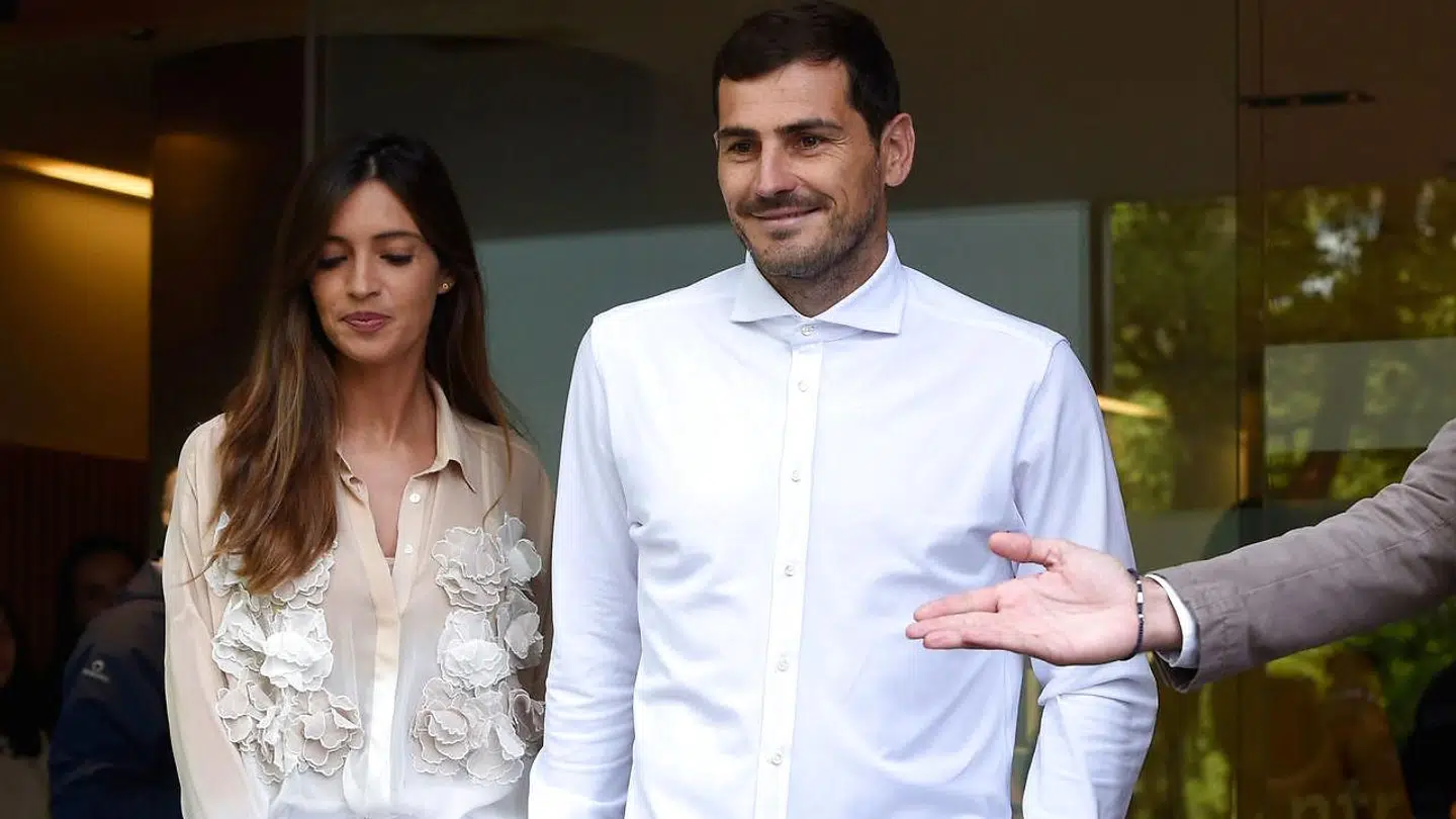 Iker Casillas forlod hospitalet mandag eftermiddag med sin kone, Sara Carbonero.