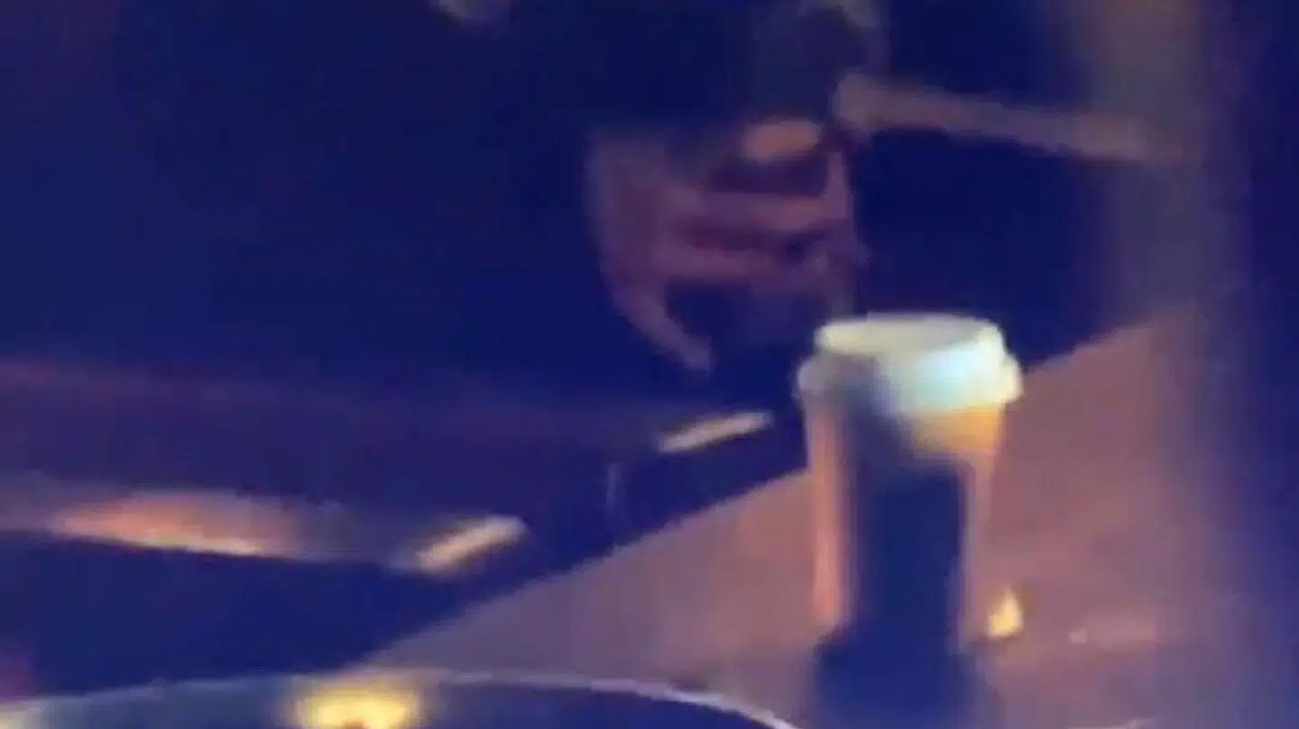 Koppen står på bordet ud for den lyshårede dragemoder. (Foto: HBO)