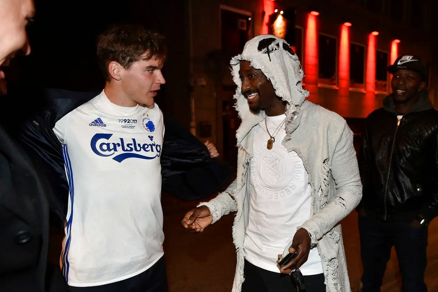 Robert Skov mødte som den eneste op på ARCH med en FCK-trøje på, mens Dame N'Doye havde fundet en noget speciel hættetrøje frem.