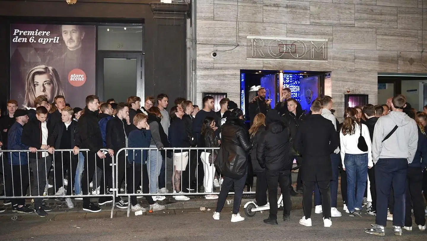 Der var mødt mange mennesker op for at feste på Arch søndag aften.