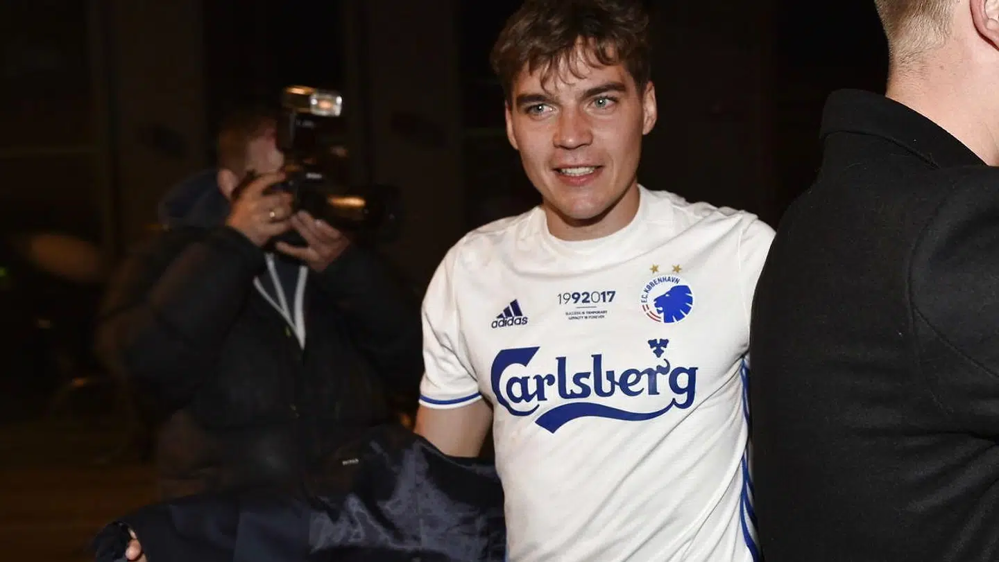 Robert Skov havde som den eneste en FCK-trøje på til fest.