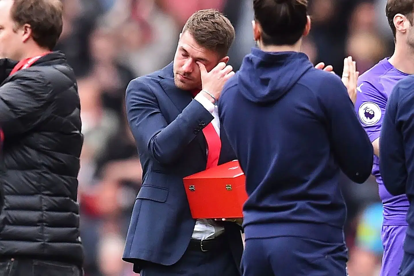 Her ses Aaron Ramsey i et sidste farvel til Arsenal og fansene. Tydeligt bevæget.