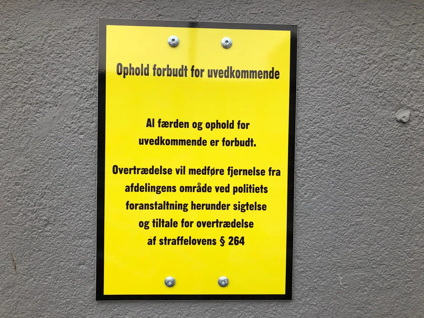 Skiltet, der hænger på døren til de fleste kældre ved Bellahøjhusene.