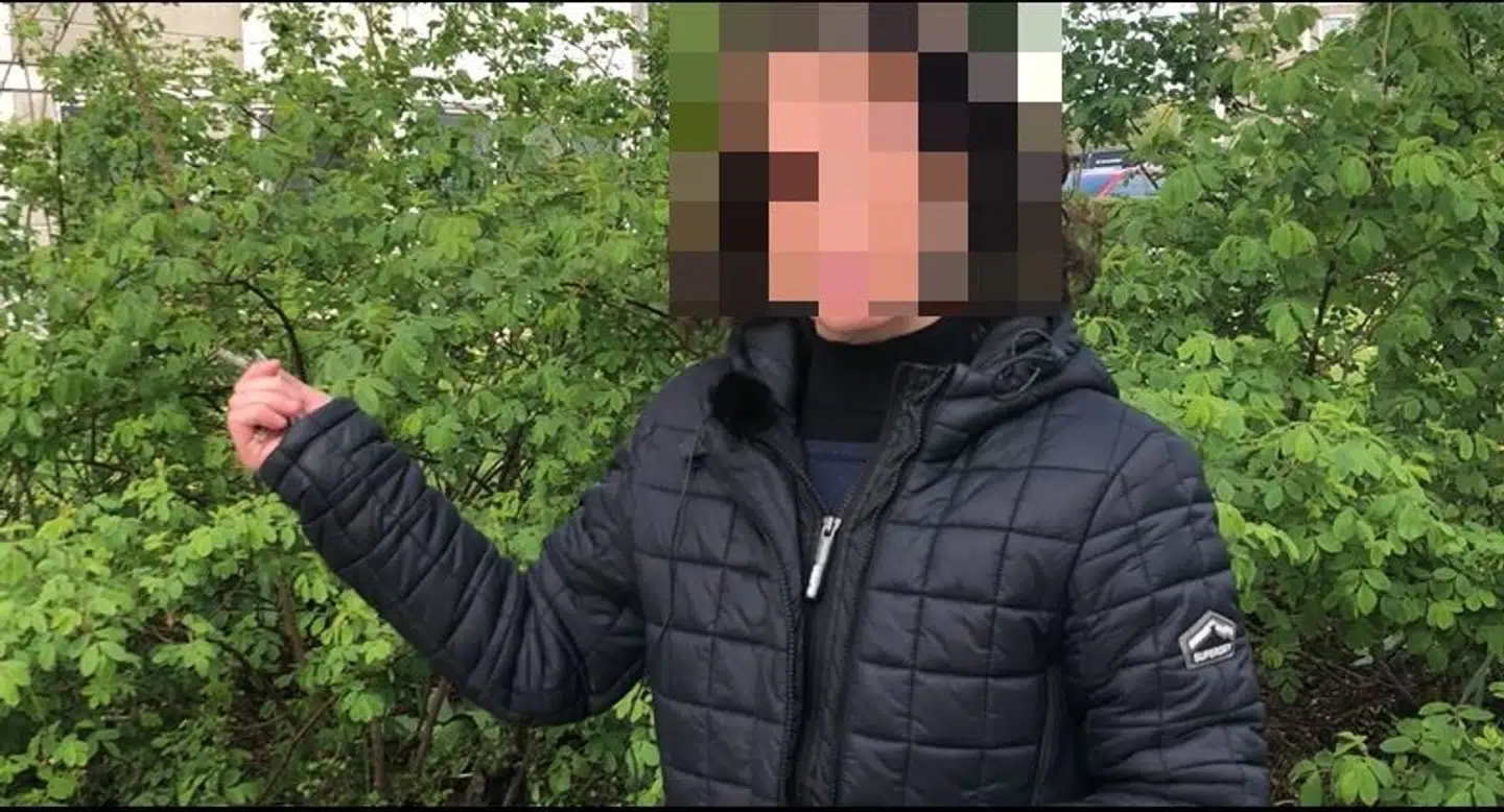 Susanne Jensen udenfor hendes bygning ved Bellahøj Syd. Susanne Jensen er et navn, redaktionen har opdigtet af hensyn til kvindens sikkerhed