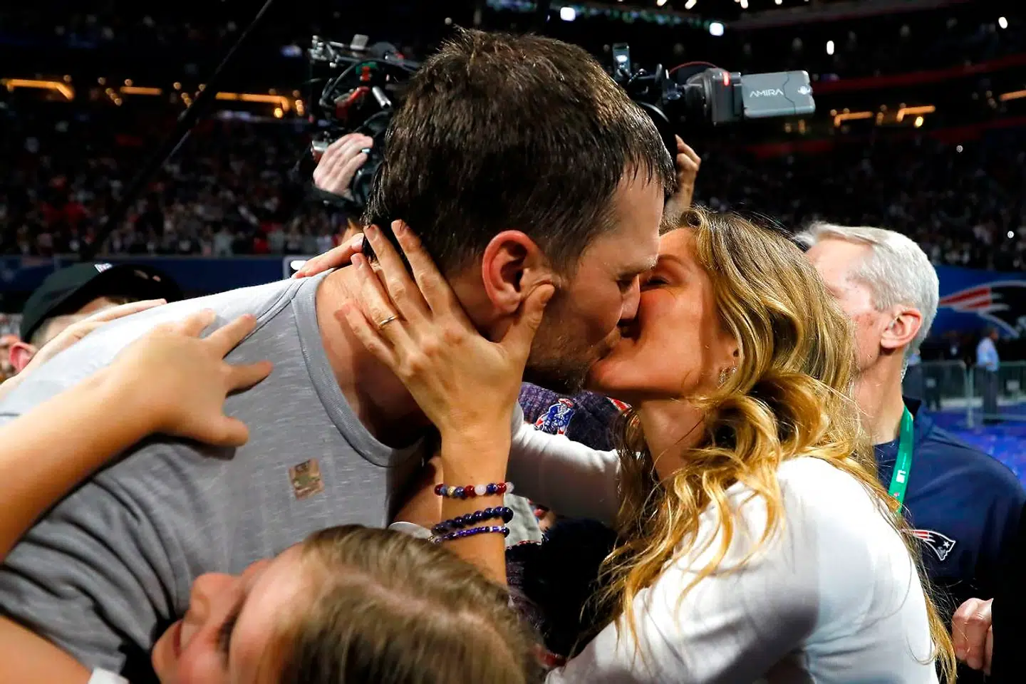 Kys og kram mellem Tom Brady og Gisele Bündchen efter Super Bowl-sejren i februar.