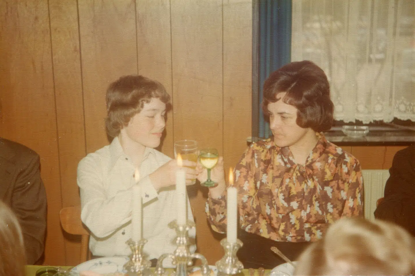 En 15-årig konfirmand skåler med sin mor.