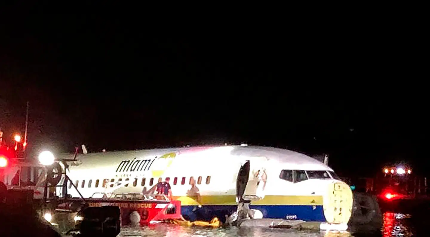 Her ses flyet, der havde 136 ombord, efter ulykken. Flyet skred i vandet under et forsøg på landing under en voldsom tordenstorm