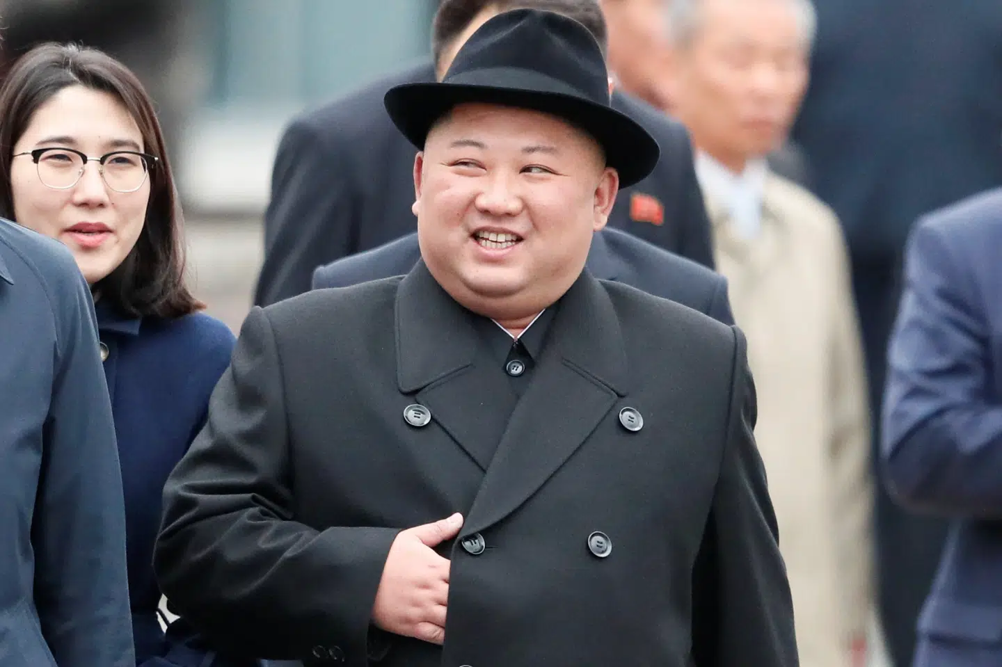 Natten til lørdag dansk tid er der meldinger om, at Nordkorea har affyret flere kortdistancemissiler. Nordkoreas leder, Kim Jong-un, har lovet ikke længere at prøveaffyre langdistancemissiler. Her ses Kim Jong-un i Rusland den 24. april. Shamil Zhumatov/Reuters