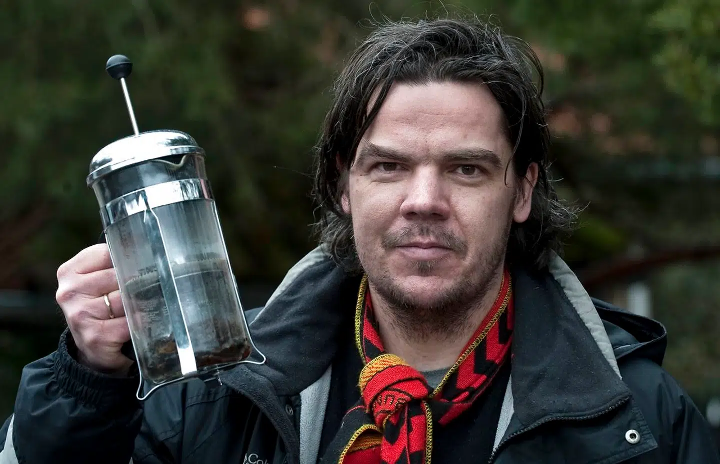 Uwe Max Jensen - folketingskandidat for Stram Kurs - poserer med en Bodum stempelkande med lort, som han fik smuglet ind på kunstmuseet Louisiana i 2010.