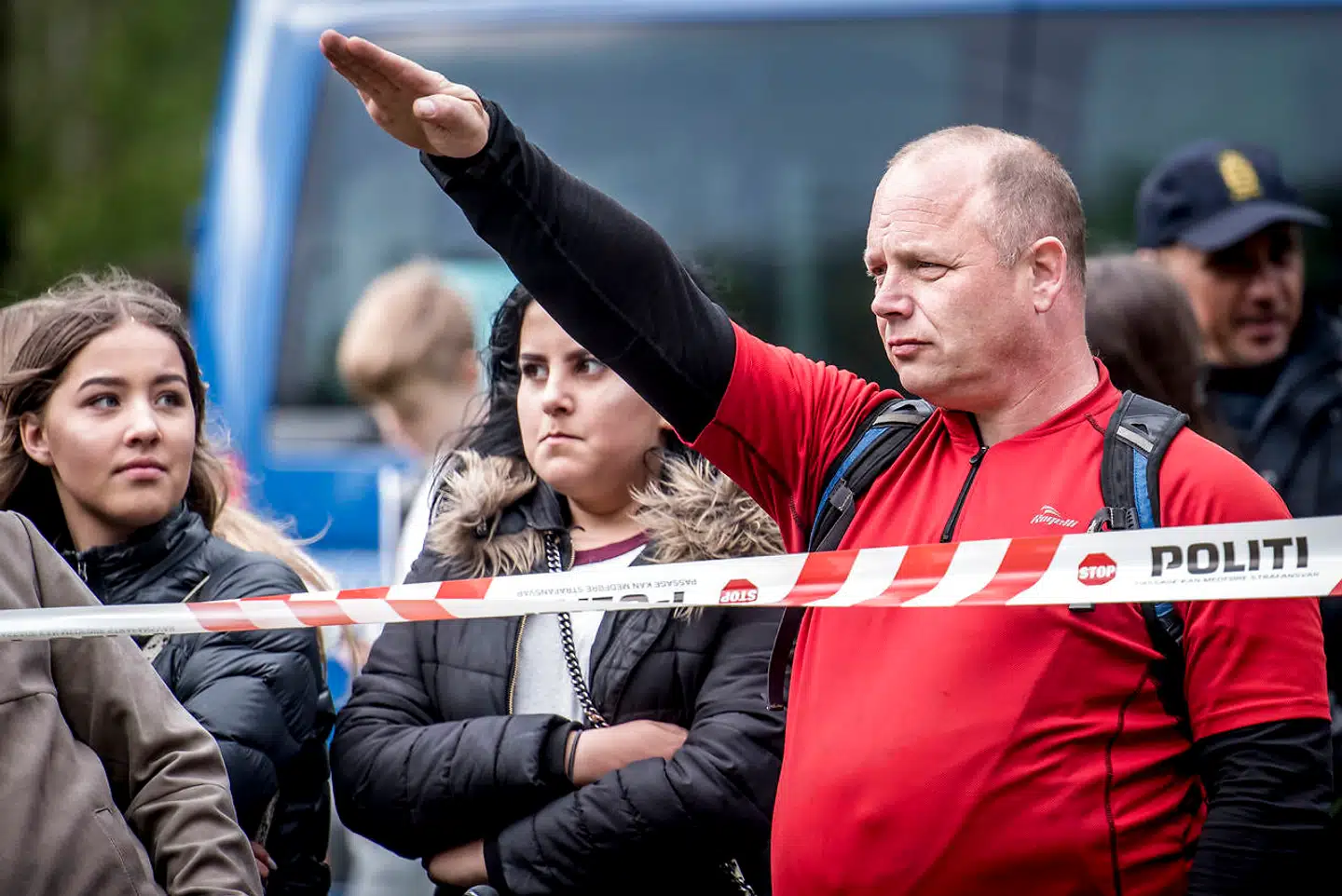 En mand heiler nær Rasmus Paludan demonstration i Fælledparken i København, onsdag den 1. maj 2019.. (Foto: Mads Claus Rasmussen/Ritzau Scanpix)
