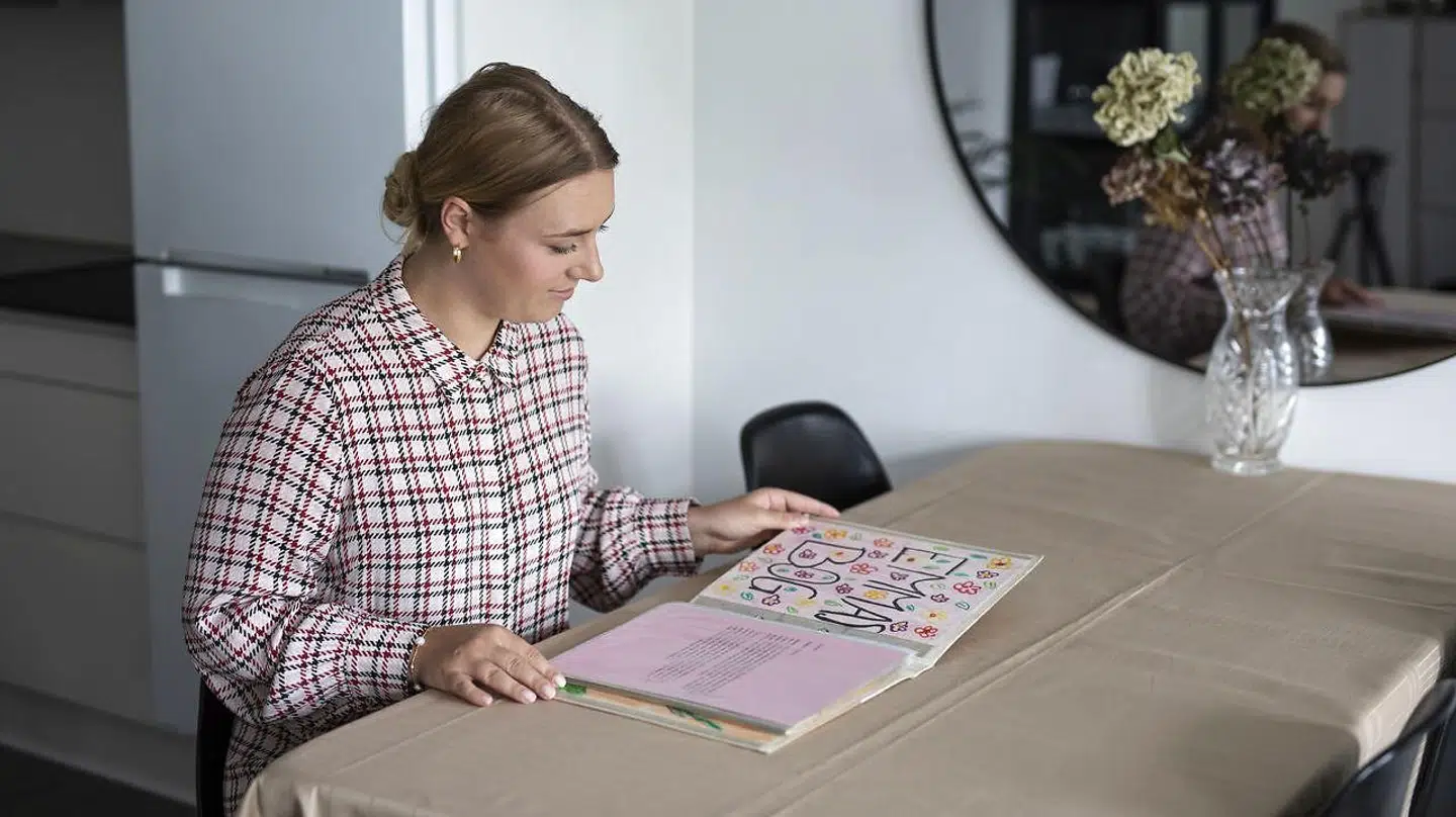 Emmas forældre valgte – mod lægernes råd – at fortælle Emma, at hun var blevet til med anonym sæddonor. Her ses Emma bladre i den bog, forældrene lavede til hende som barn, så hun kunne forstå, hvordan hun var 'lavet'.