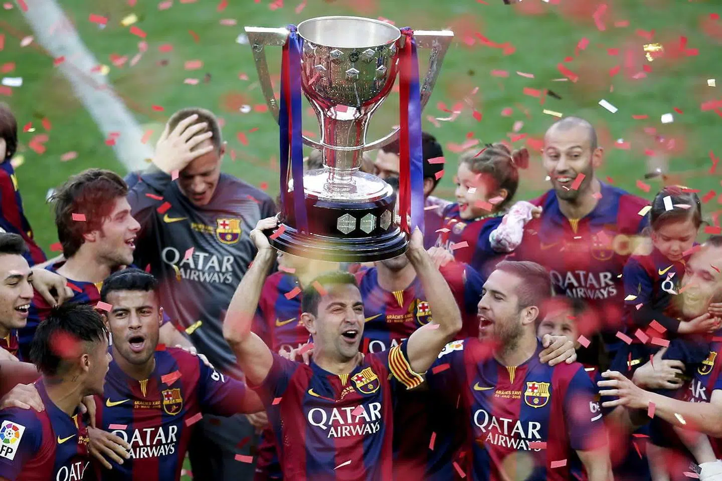 Xavi Hernandez løfter pokal-trofæet i 2015.