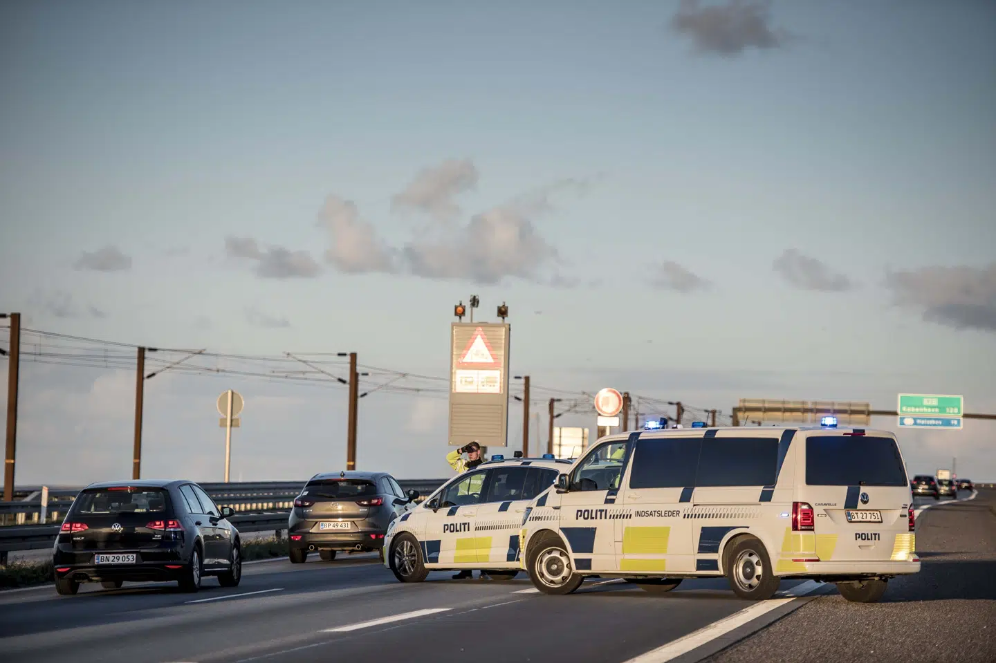 Store politistyrker stoppede trafikken på Sjælland 28. september sidste år. Årsagen var, at politiet frygtede, at en iransk drabspatrulje befandt sig på dansk jord. Målet skulle være eksiliranere i Ringsted. Siden blev en norsk-iraner anholdt i Sverige. Han har siddet fængslet siden slutningen af oktober. (Arkivfoto) Mads Claus Rasmussen/Ritzau Scanpix