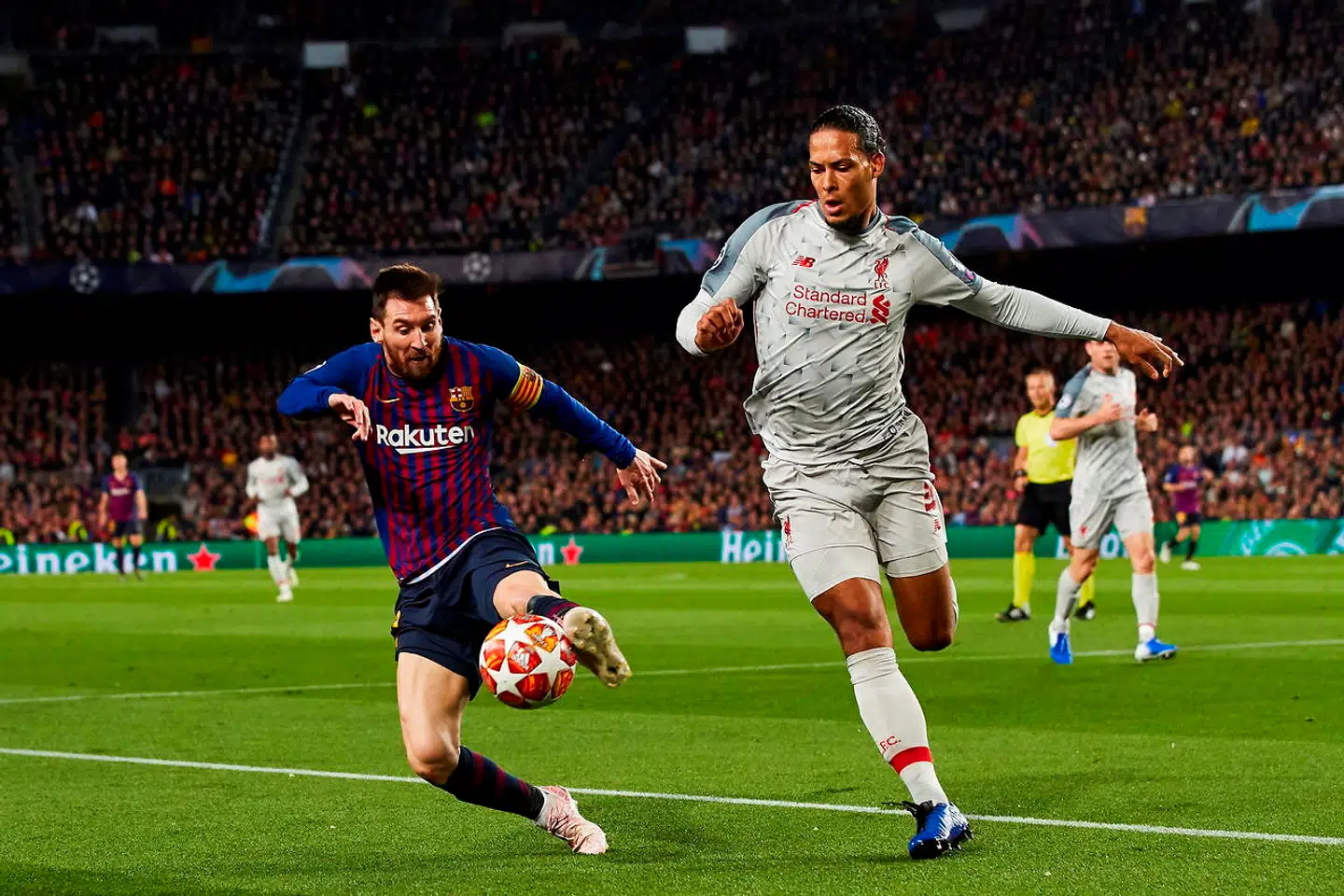 Lionel Messi i duel med Virgil Van Dijk.