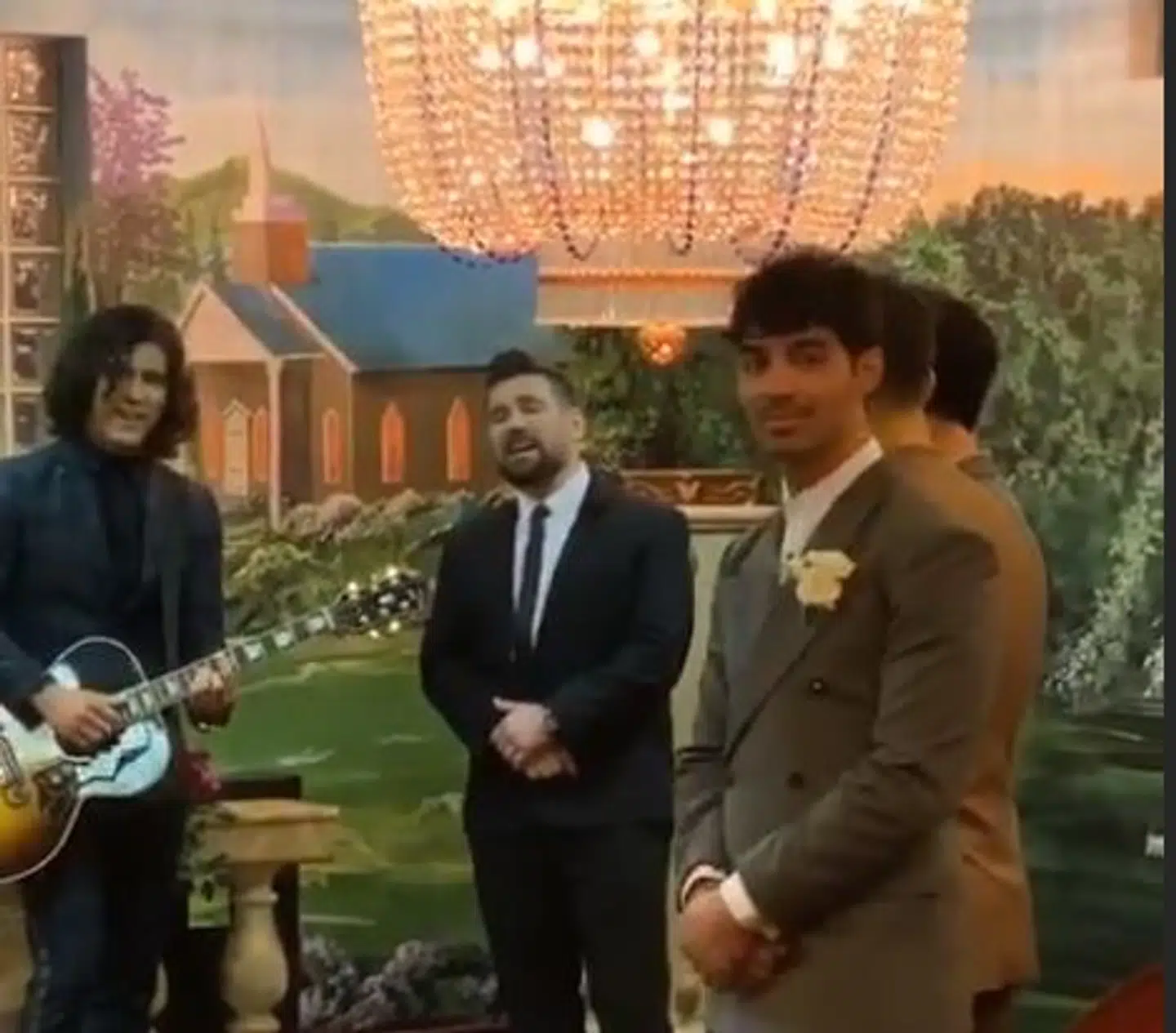 Her ses Joe Jonas, som venter på sin kommende kone. Foto: Diplo/instagram