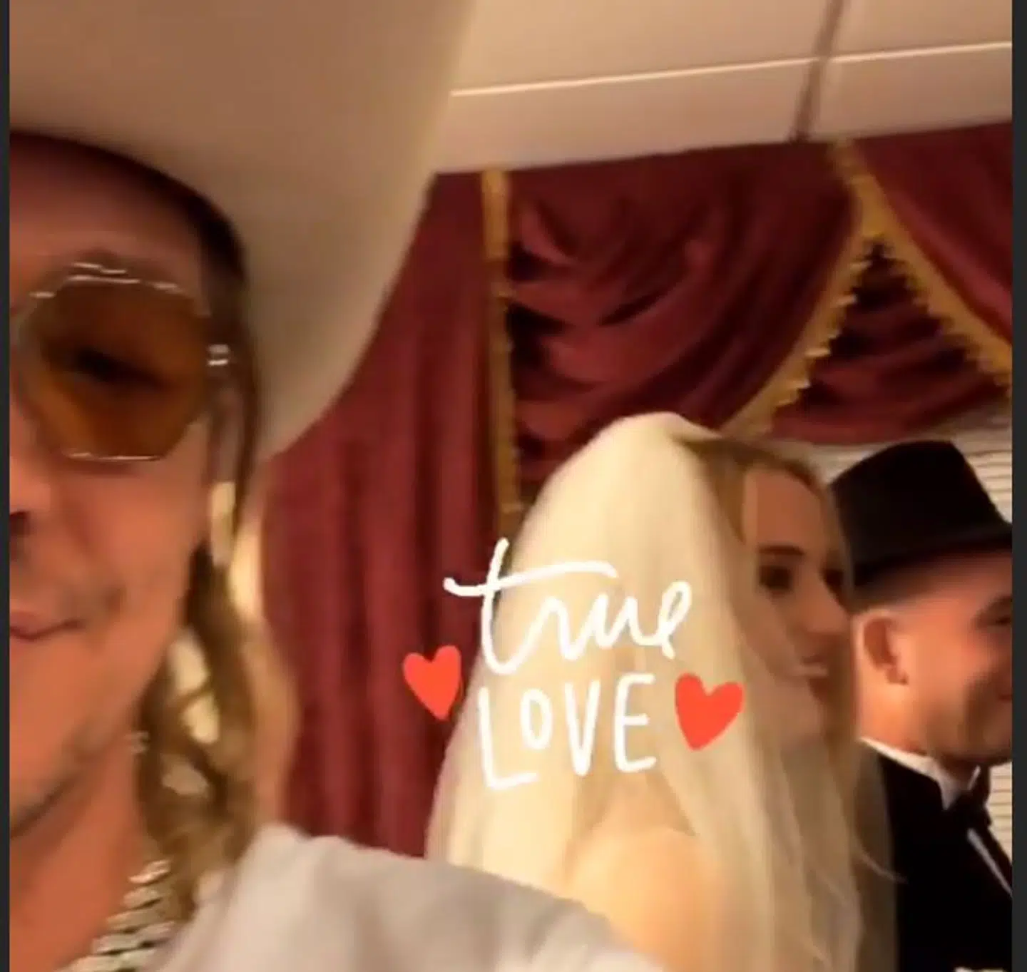 Her kan man se et lille glimt af, hvordan Turner så ud, da hun gik op ad 'kirkegulvet.' Forest ses DJ'en Diplo. Foto: Diplo/Instagram.