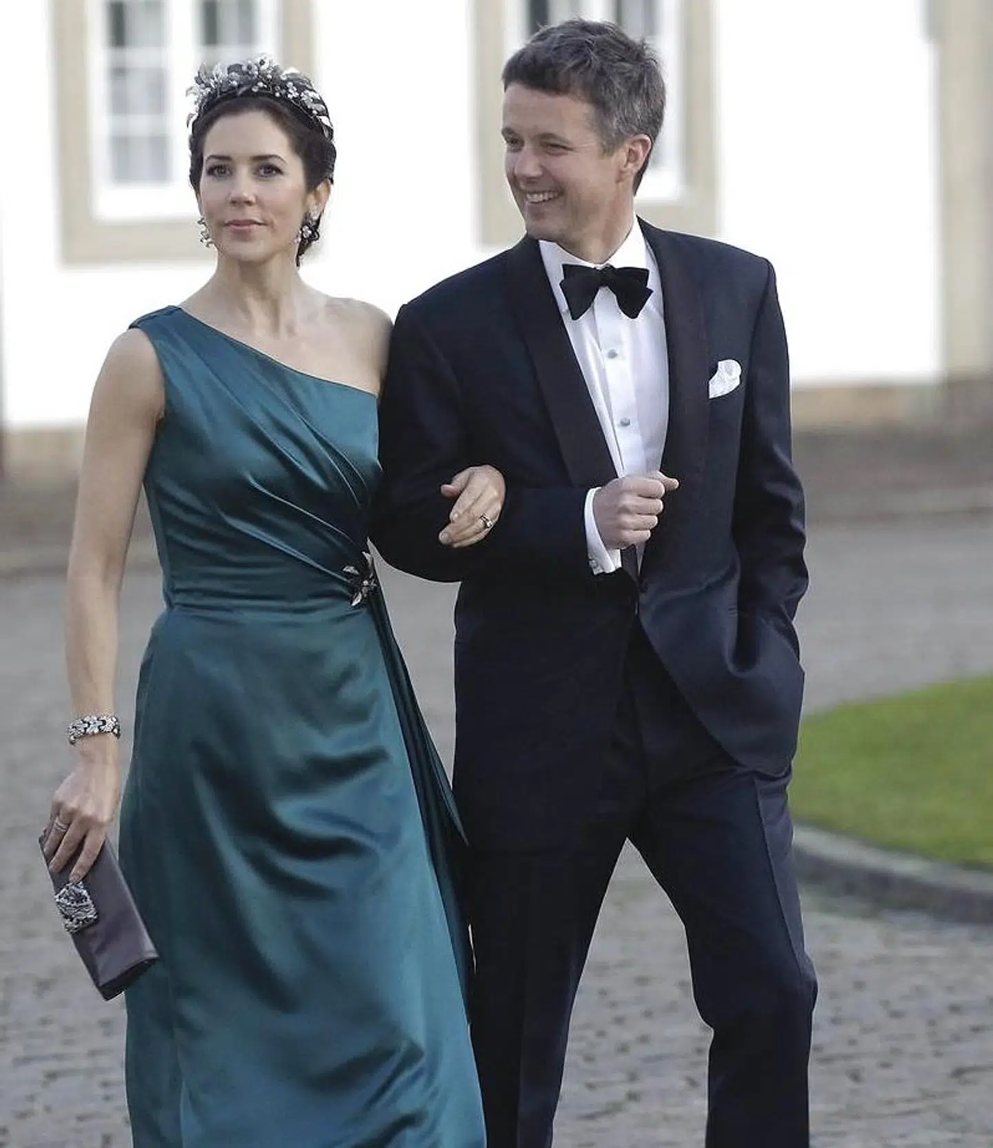 Kronprinsessen i den kjole, hun har ved sin forlovelse. Her her hun den på til Dronningens fødselsdag for et par år siden.