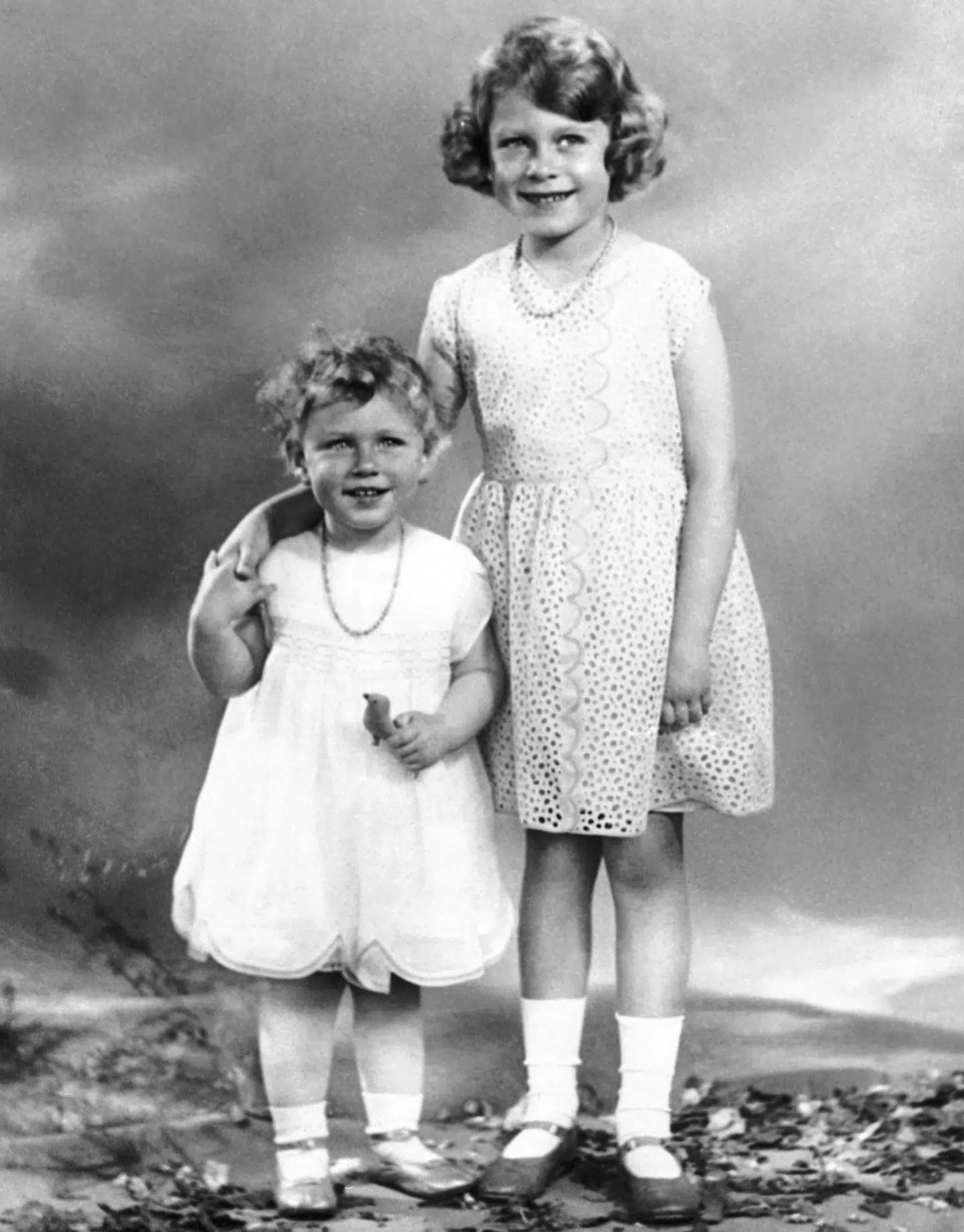 Elizabeth (th.) og hendes søster Margaret fotograferet som børn.