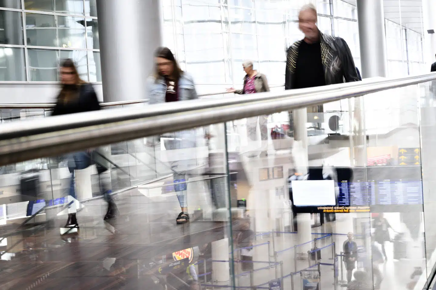 Det er ikke altid lovligt at rejse ud af landet, hvis man modtager sociale ydelser imens. Under kontrolaktioner i lufthavne i 2018 har Toldstyrelsen og Styrelsen for Arbejdsmarked og Rekruttering (STAR) indberettet flere hundrede personer for uberettiget at rejse ud. Det har ført til et tilbagebetalingskrav på 4,7 millioner kroner. (Genrefoto). Philip Davali/Ritzau Scanpix
