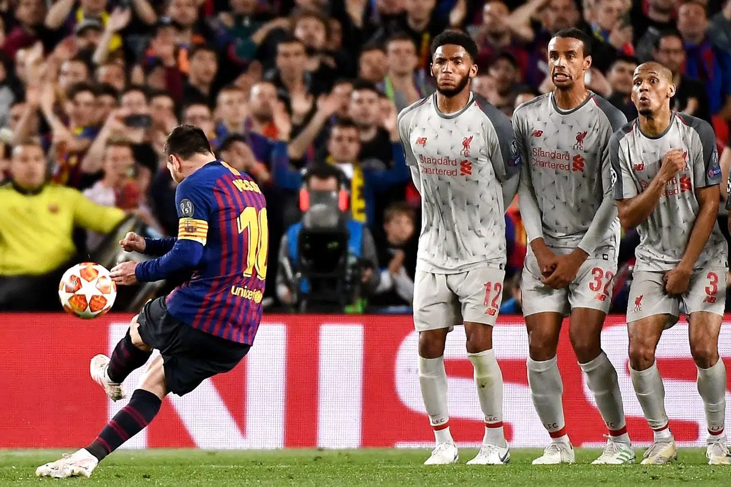 Lionel Messi scorer på det fantastiske frispark.