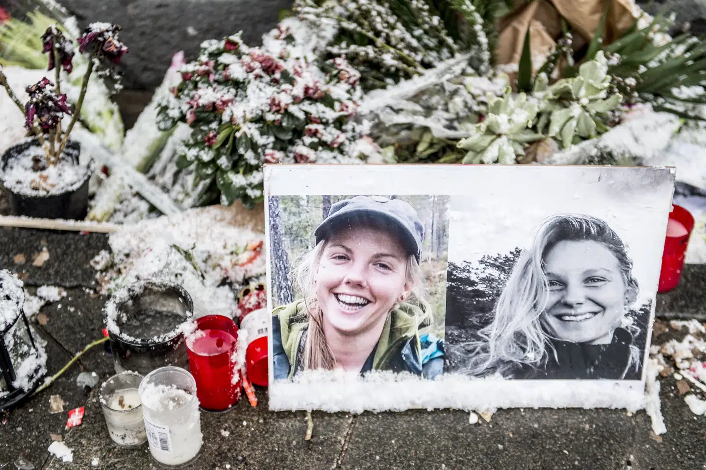 Blomster og billeder til minde om 24-årige Louisa Vesterager Jespersen og 28-årige Maren Ueland foran Københavns Rådhus. De to kvinder blev dræbt under en rejse til Marokko i december sidste år. Mads Claus Rasmussen/Ritzau Scanpix