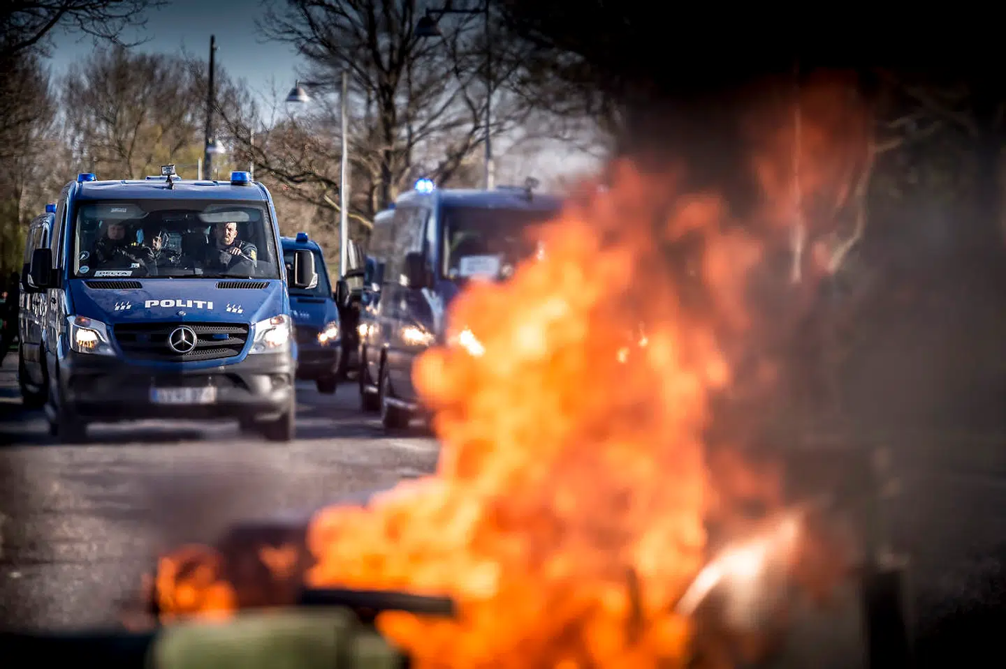 Rasmus Paludans anmeldte demonstration blev ganske kort tid inden aflyst i Albertslund af hensynet til hans og offentlighedens sikkerhed. Alligevel kom der uro, brand og røg fra moddemonstranter. (Foto: Mads Claus Rasmussen/Ritzau Scanpix)